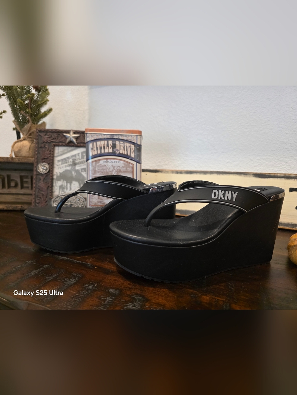 DKNY Flip Flops 2"